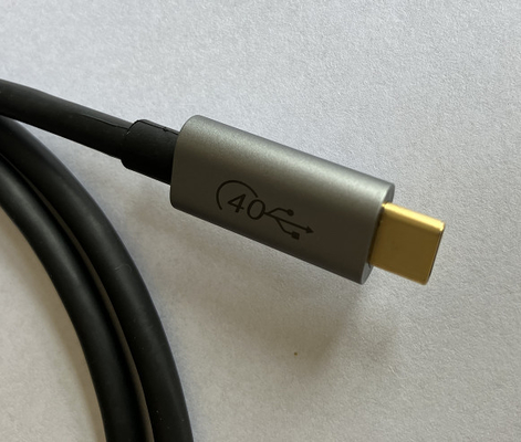1.8m HDMIワイヤー馬具USB 4 240w適用範囲が広いHdmiカバー バックルのタイプ